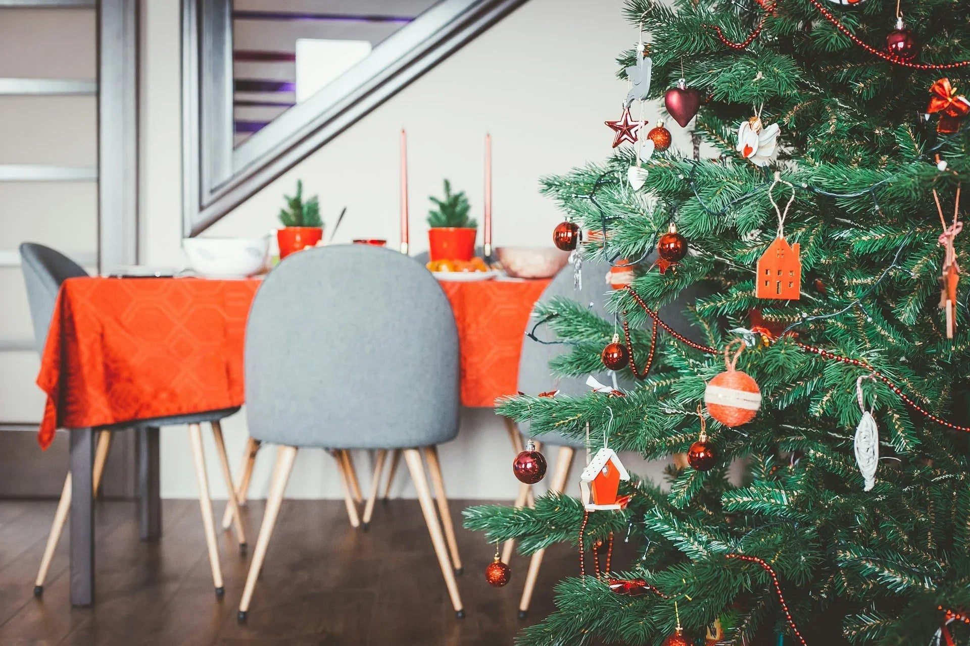 Your 2024 Pre-Christmas Cleaning Checklist: Schedule, Equipment, and More